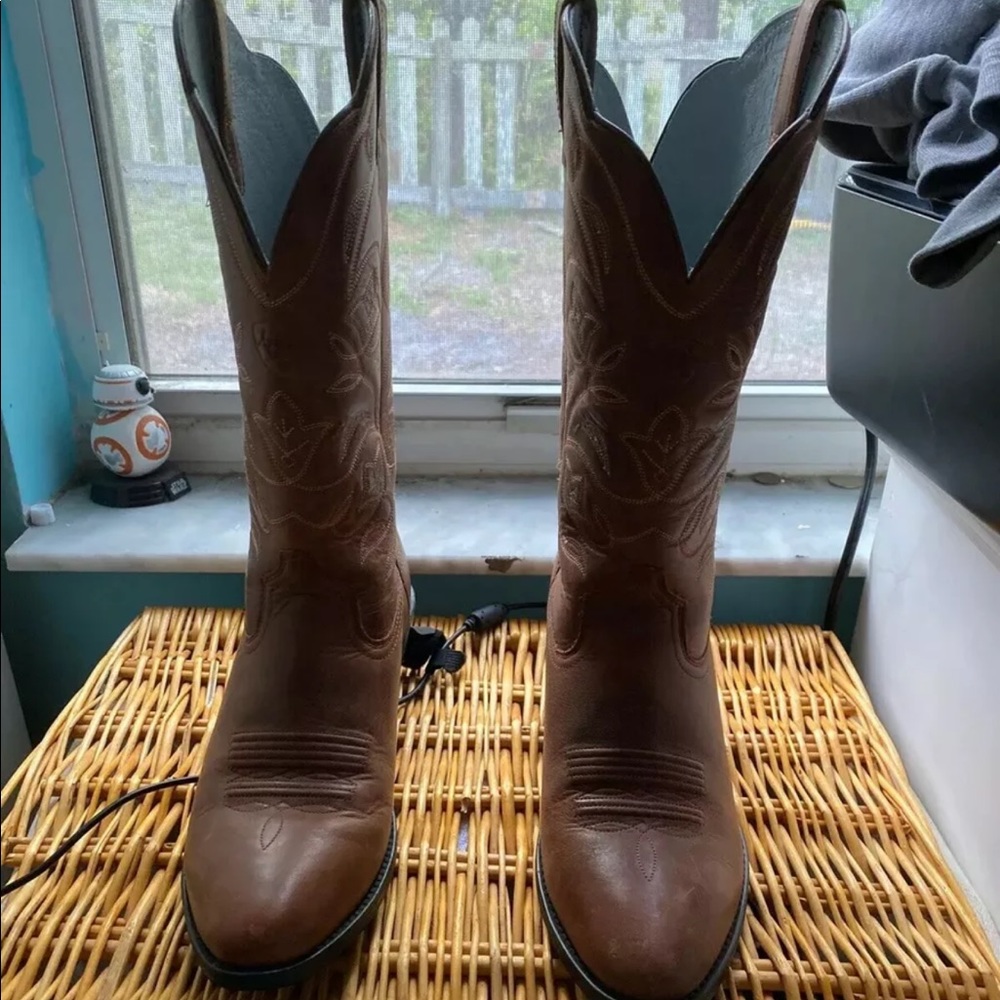 Ariat women.cowboy boots